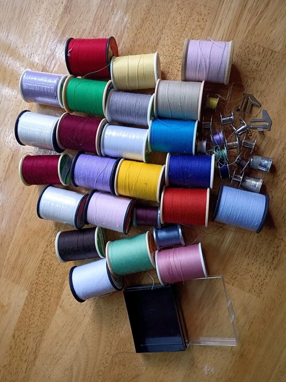 Lot of 25+ Spools Thimbles Sewing Thread Quilt Assorted Colors